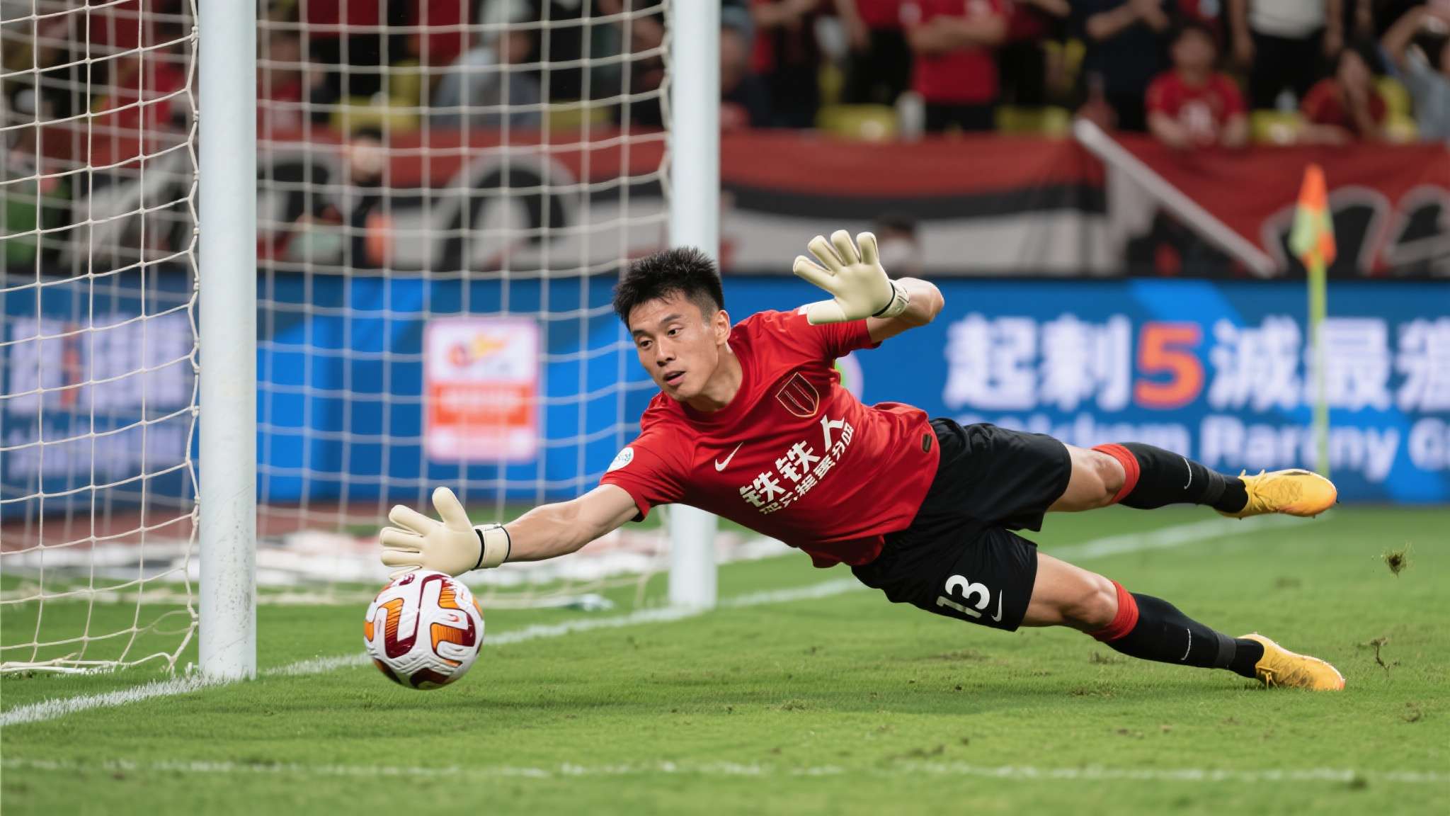五连胜!英博1-0铁人,斯坦丘超级世界波绝杀,黄子豪读秒神扑 补时阶段,铁人队发动最后一波疯狂攻势,中锋突破单刀面门,以凌厉的低射奔袭左下角。