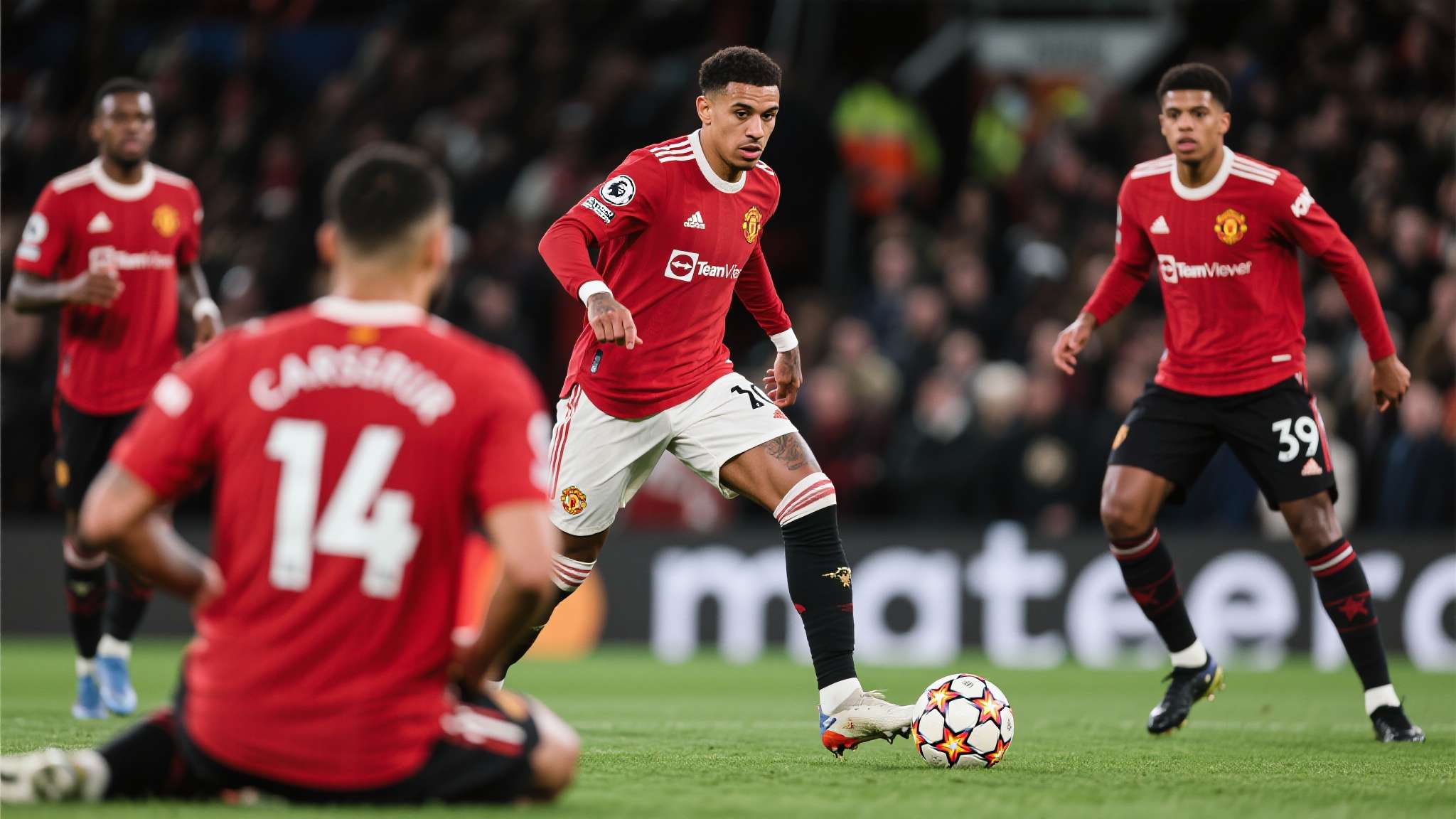 相比之下，曼联此番出手更带有一丝紧迫感。自弗格森时代落幕以来，曼联中场核心的缺失